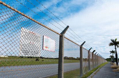 日米地位協定により「治外法権」となっている米軍基地。しかし米軍憲兵による民間人拘束はフェンスの外で起きた