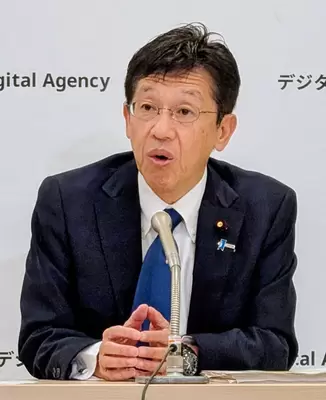 現政権の松本尚デジタル大臣は、就任会見で制度設計の遅れと国民の不信がボトルネックだと指摘し、信頼回復とDX化に改めて取り組む姿勢を示した