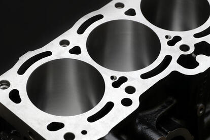 トヨタが復刻した4AGエンジンの部品は現代技術によって別モノ級に進化していた