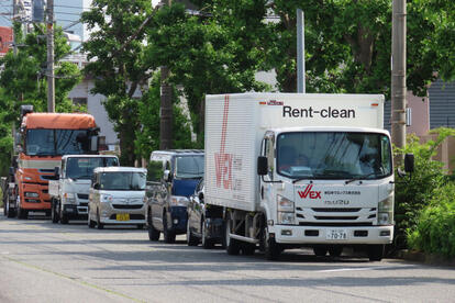 違法なのはわかっているが法を守れば仕事にならない! 危険かつ違法な「トラックの路駐駐車」には根深すぎる原因があった