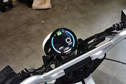 「e-VanVan」のメーターはシンプル&視認性にも優れるデジタル仕様となっている