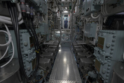 「たいげい」のディーゼル機関室。鮮明な写真を柿谷氏が撮影可能。米原潜で原子力機関室は撮影禁止。公開されている写真も鮮明ではない。秘密度は格段に高い