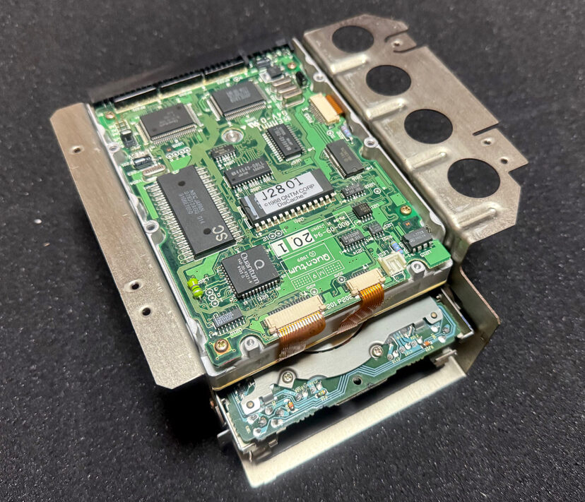 Macintosh Plusを分解・解説。Mac普及の立役者となった名機を構成する