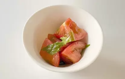 器に盛りつけたトマトのサラダの画像(撮影:エニママ)