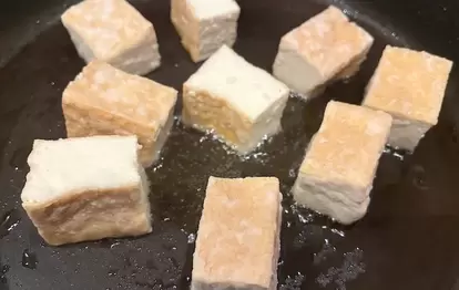 フライパンで厚揚げを焼いている画像(撮影:エニママ)