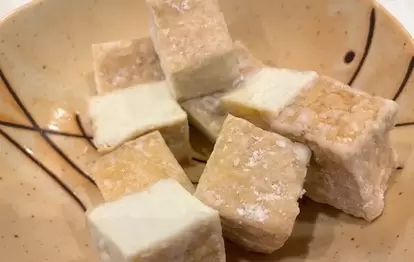 厚揚げに片栗粉をまぶした画像(撮影:エニママ)