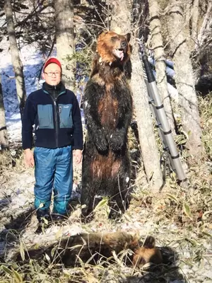 2019年冬に小林さんが仕留めたヒグマと。体長約190cm、体重約150kg