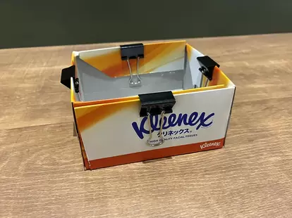 ダブルクリップで留めた、コンパクトなティッシュの空き箱ケース(撮影:grapeライフハック編集部)