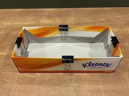 ダブルクリップで留めたティッシュの空き箱ケース(撮影:grapeライフハック編集部)