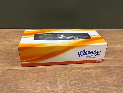 机に置かれたティッシュの空き箱(撮影:grapeライフハック編集部)
