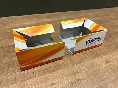 半分にカットしたティッシュの空き箱(撮影:grapeライフハック編集部)