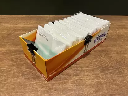 袋ティッシュを入れた、ティッシュの空き箱ケース(撮影:grapeライフハック編集部)