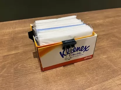 袋ティッシュを入れた、コンパクトなティッシュの空き箱ケース(撮影:grapeライフハック編集部)