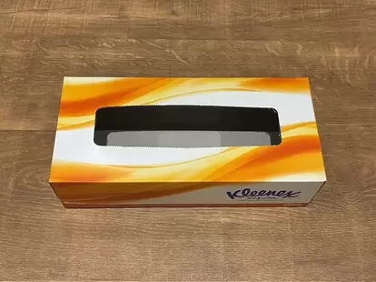 フィルムをはがしたティッシュの空き箱(撮影:grapeライフハック編集部)