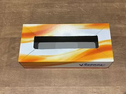 四隅に切れ込みを入れたティッシュの空き箱(撮影:grapeライフハック編集部)