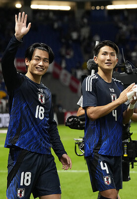共にフェイエノールトでプレーする上田(左)と渡辺(右)。オランダ撃破の立役者となれるか
