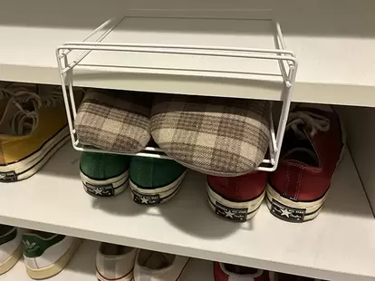 ふきんかけに収納したスリッパ(撮影:grapeライフハック編集部)