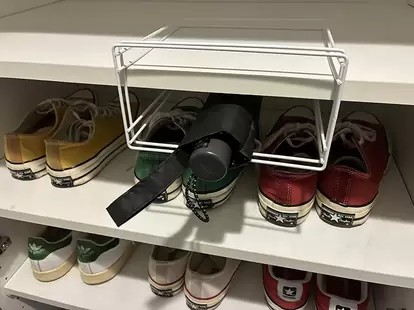 ふきんかけに収納した折りたたみ傘(撮影:grapeライフハック編集部)