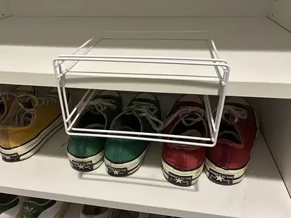下駄箱の棚板に引っかけたふきんかけ(撮影:grapeライフハック編集部)
