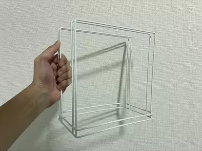 手で持ったふきんかけ(撮影:grapeライフハック編集部)