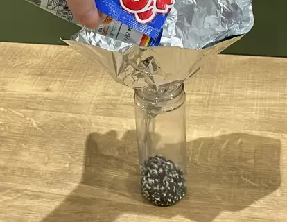 容器に調味料を注ぐ写真(撮影:grapeライフハック編集部)