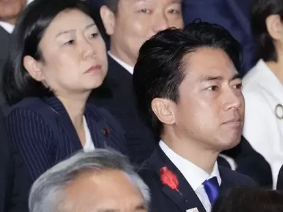 昨年秋の自民党総裁選で牧島かれん元デジタル相(左)の事務所が、ニコニコ動画に小泉防衛相(右)を称賛するコメントを投稿するよう陣営関係者や支持者に要請していた「ステマ問題」。小泉氏は報道の内容を認め謝罪した