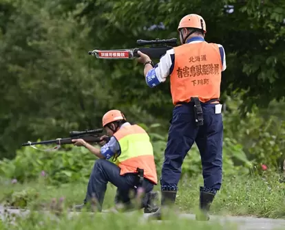 北海道下川町の委託を受け、証票の腕章を着けて発砲までの工程を確認するハンター