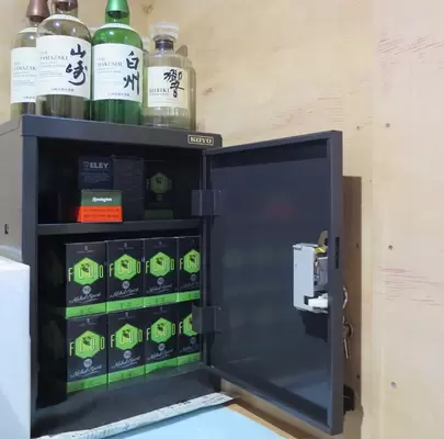 食品庫内にある弾薬ロッカー。盗難時の即発砲を防ぐため、銃刀法で銃本体と弾は同じ場所で管理することが禁じられている(撮影/興山英雄)