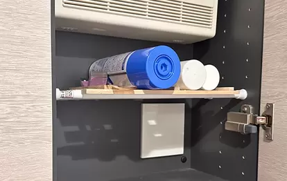 突っ張り棒の上にすのこをのせ小物を整理するスペースを作った写真(撮影:grapeライフハック編集部)