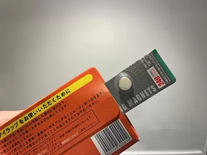 アイラップの底に差し込んだ、カットしたマグネット(撮影:grapeライフハック編集部)