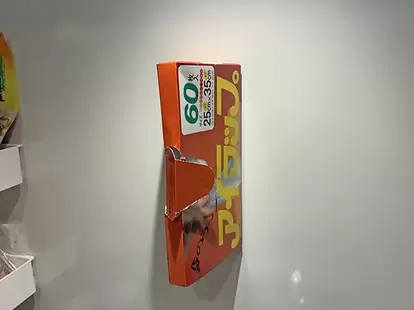 キッチンの壁に取りつけたアイラップ(撮影:grapeライフハック編集部)
