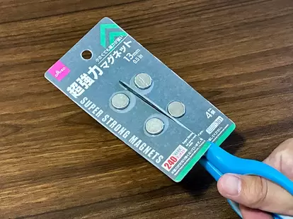 マグネットを縦にカットする場面(撮影:grapeライフハック編集部)