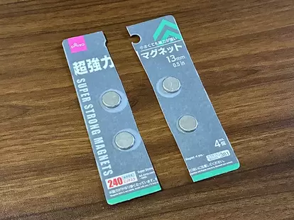 パッケージごと半分にカットしたマグネット(撮影:grapeライフハック編集部)