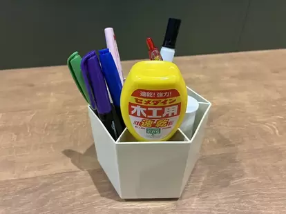木工ボンドやスティックのり、ペンなどが入った回転式ペンスタンド(撮影:grapeライフハック編集部)