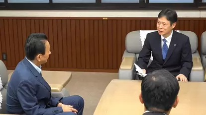 鈴木知事(左)と面会する丹羽社長(右)。7月18日に自然環境保全協定を県とJR東海で締結次第、着工が本格的に進む予定だ