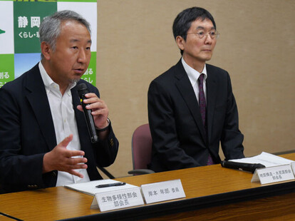 「生物多様性部会専門部会」の岸本年郎部会長(左)。このままでは沢の生物が死滅する可能性が高いことを認めてはいる
