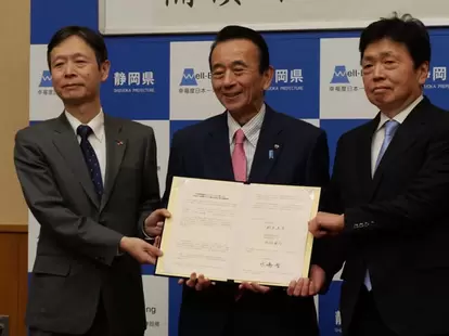 左からJR東海の丹羽俊介社長、鈴木康友静岡県知事、国土交通省の水嶋智事務次官。今年1月、リニア工事で水資源への影響が出た場合の補償についての「確認書」を締結している