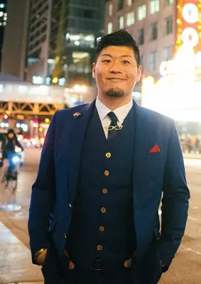 Saku YANAGAWA 1992年生まれ。アメリカ・シカゴで活動する日本人スタンダップコメディアン。シカゴのクラブにレギュラー出演しながら、全米でツアー公演を行なう。2021年、フォーブス・アジア「世界を変える30歳以下の30人」選出。著書に『スタンダップコメディ入門』(フィルムアート社)や『どうなってるの、アメリカ!』(大和書房)ほか。公式Instagram【@saku_yanagawa】
