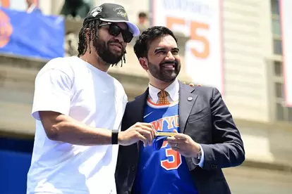 53年ぶりにNBAを制覇したニューヨーク・ニックスの祝勝会の様子。マムダニ市長と同チームのエース、ジェイレン・ブランソン(左)