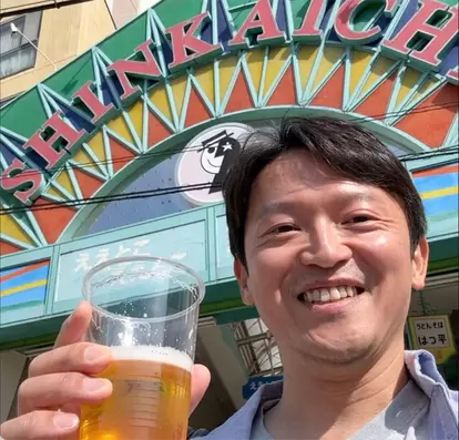 批判をよそにXやYouTubeチャンネルでは自撮り写真を多数投稿している斉藤知事。「鉄のメンタル」は健在のようだ