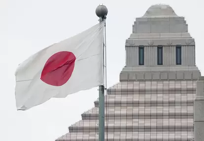このように掲揚される国旗など、他者の所有する国旗を損壊した場合は器物損壊罪が適用され、国旗損壊罪の適用は自身の所有する国旗に限られる