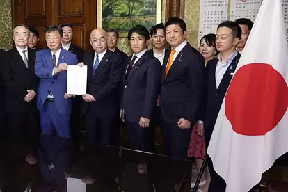 国旗損壊処罰法案を衆院事務総長(前列左から3人目)に共同提出する自民党、日本維新の会、国民民主党、参政党の議員
