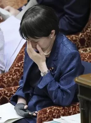3月の衆院予算委員会で顔に手をやる高市早苗首相