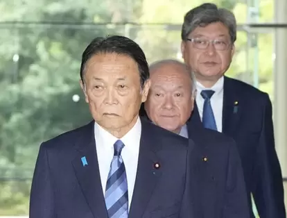 「高市首相を寝かせてくれない人」になりそうな、麻生太郎自民党副総裁(手前)と鈴木俊一幹事長(中)