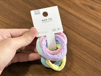 手で持ったダイソーの洗えるヘアゴム(撮影:grapeライフハック編集部)