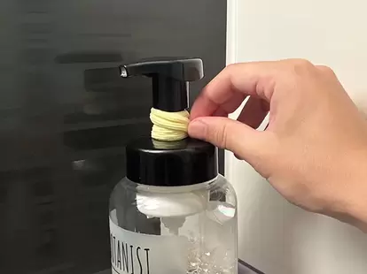 ボディソープの首部分につけたヘアゴム(撮影:grapeライフハック編集部)
