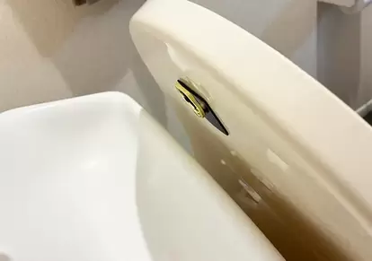 スマホリングのトイレ活用写真(撮影:grapeライフハック編集部)