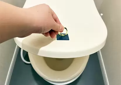 スマホリングのトイレ活用写真(撮影:grapeライフハック編集部)