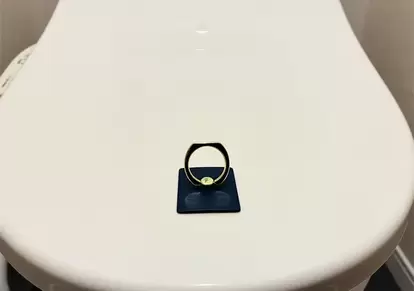 スマホリングのトイレ活用写真(撮影:grapeライフハック編集部)