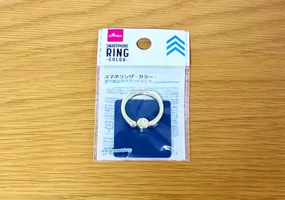 スマホリングのトイレ活用写真(撮影:grapeライフハック編集部)